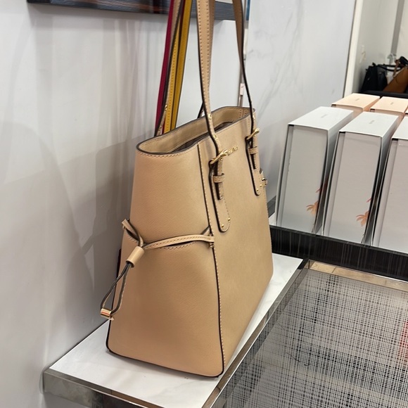 Michael Kors Voyager Small Saffiano Leather Tote Bag
30H1GV6T4T
NWT
OYSTER - Picture 4 of 16